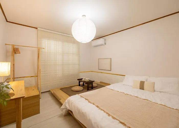 Hongdae Mangwon Station Nearby, Quiet Korean-style Stay, Free Luggage Storage