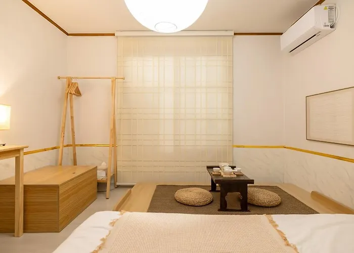 Hongdae Mangwon Station Nearby, Quiet Korean-style Stay, Free Luggage Storage 서울특별시