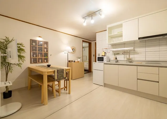 Hongdae Mangwon Station Nearby, Quiet Korean-style Stay, Free Luggage Storage * 서울특별시